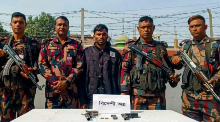 দৌলতপুর সীমান্তে অস্ত্র-গুলিসহ চোরাকারবারী আটক